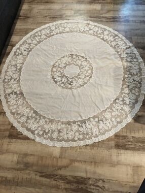 Delicate Ivory Round Lace Tablecloth - Floral Embroidery